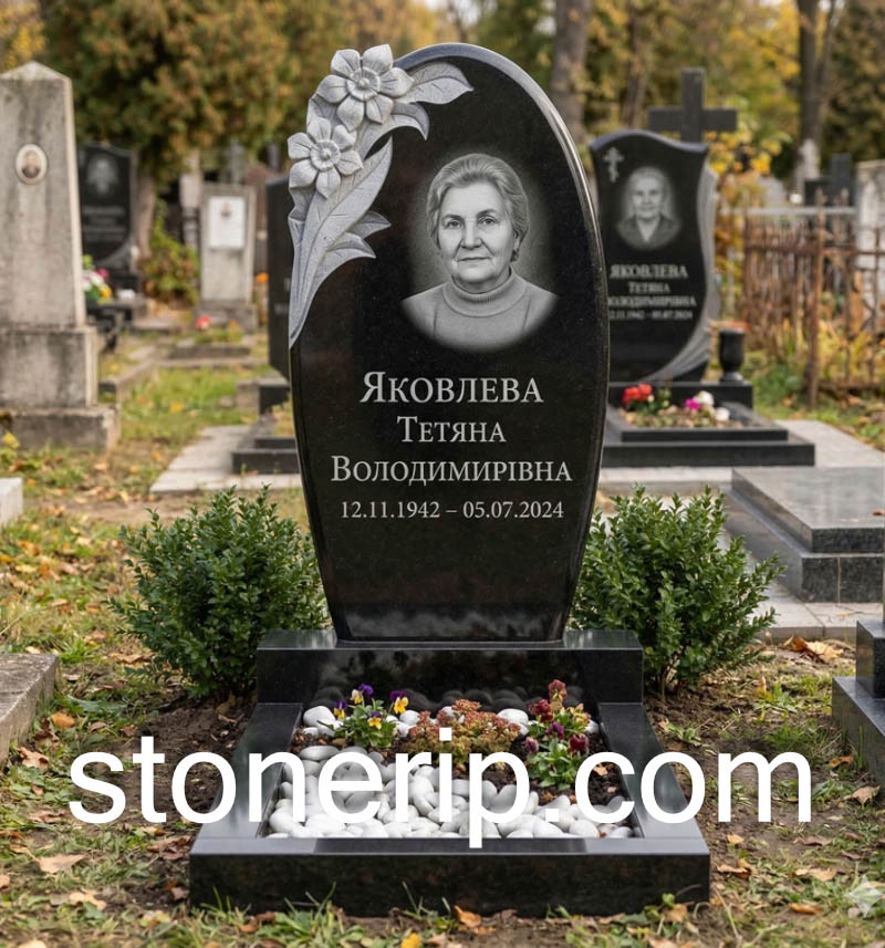 Одинарный гранитный памятник с резными цветами ОДН-081